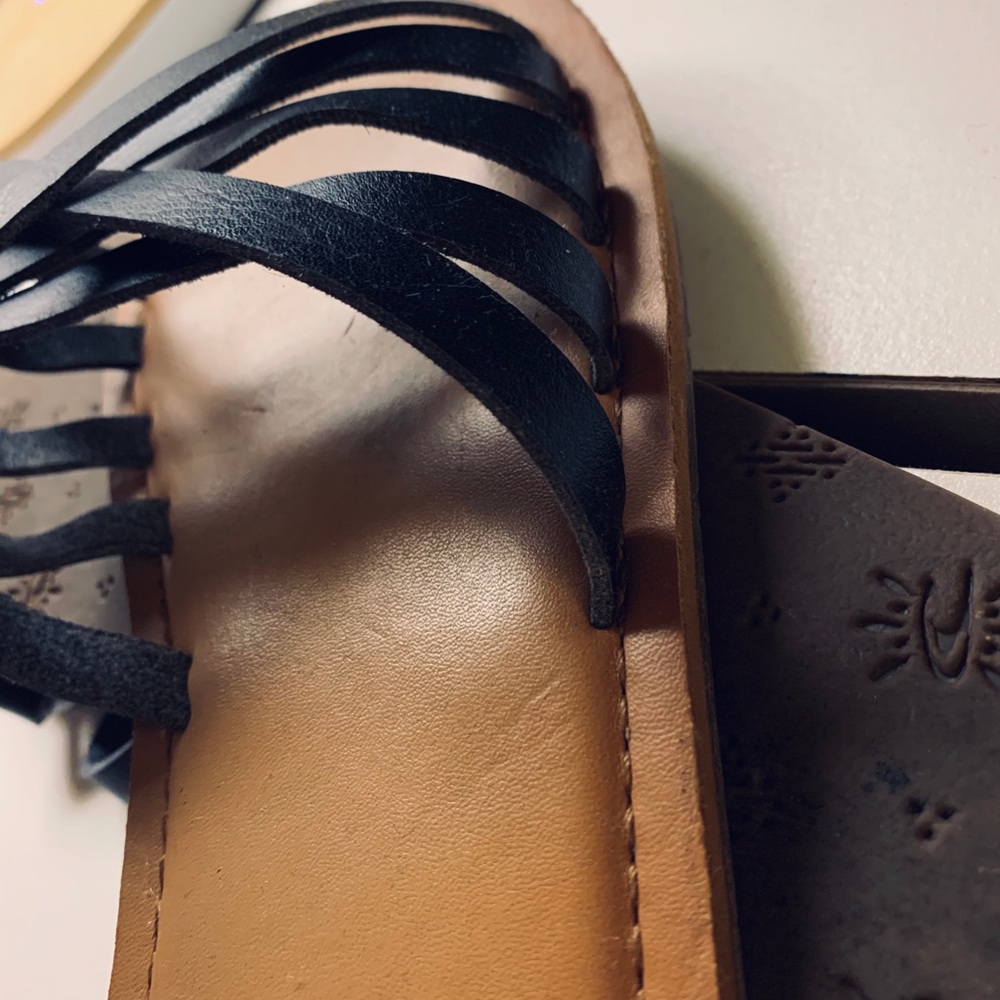 Slippers//Sandals - Picture 4 of 5